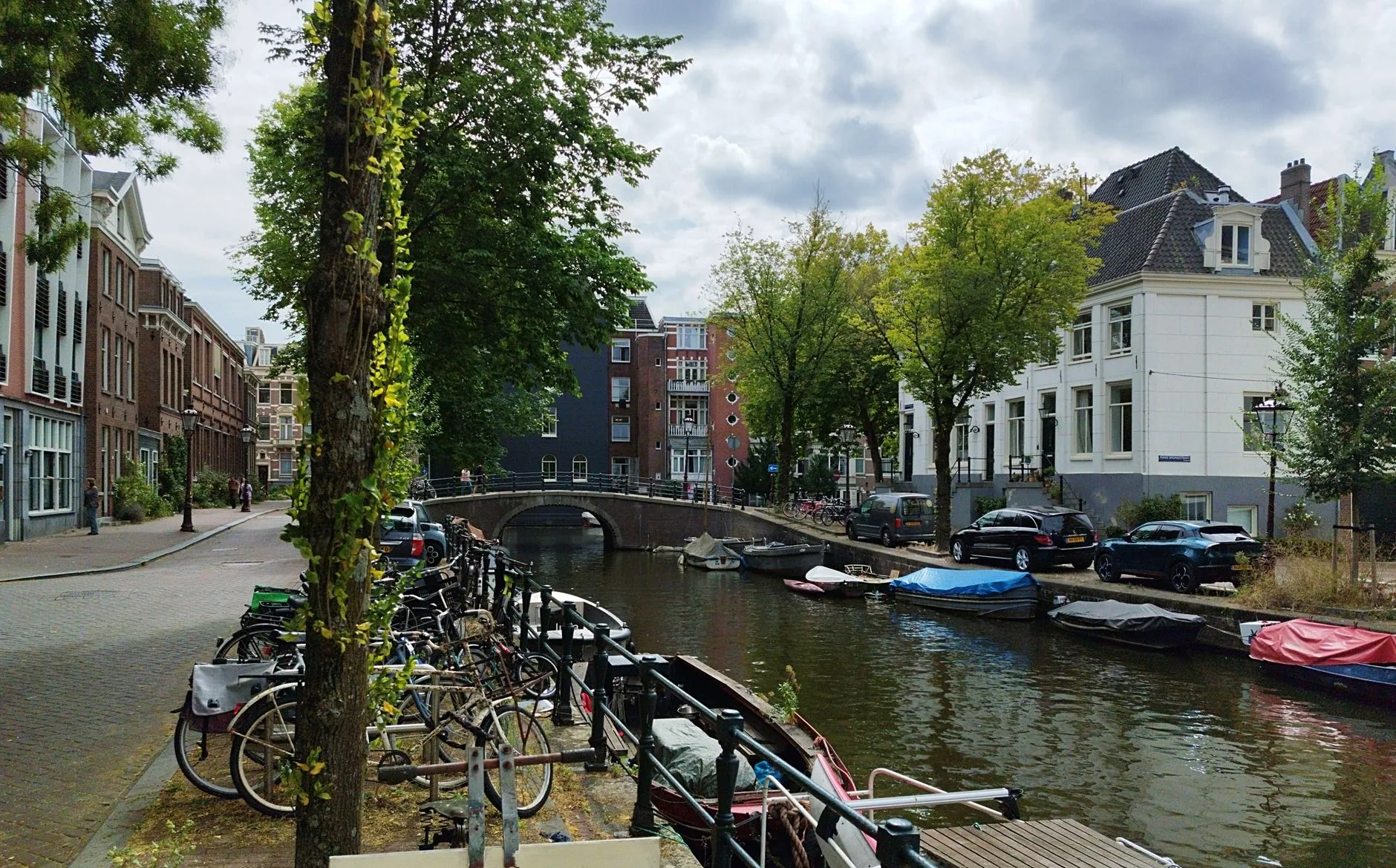 Canal d'Amsterdam bordé de maisons traditionnelles et de vélos