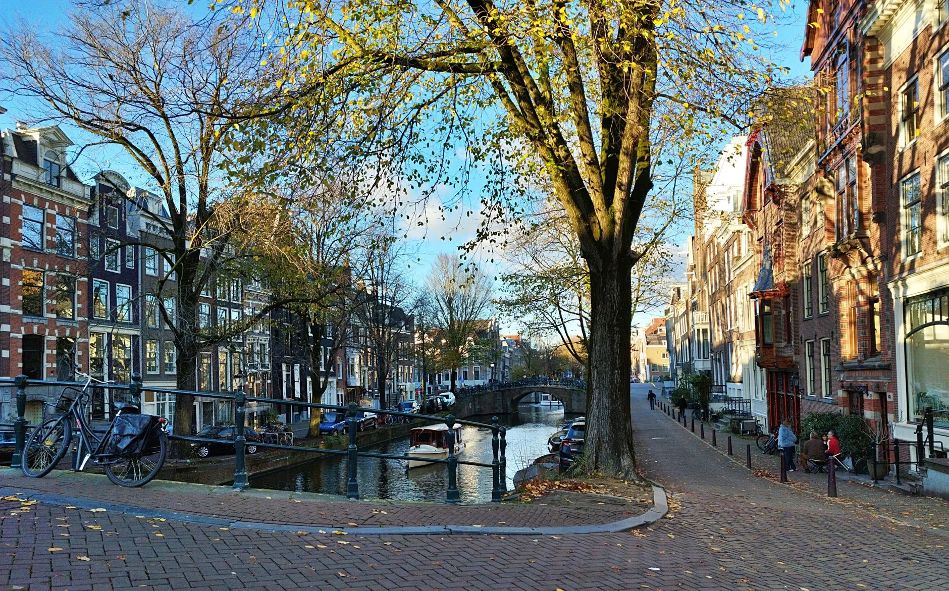 Maisons de canal et vélos aux Pays-Bas