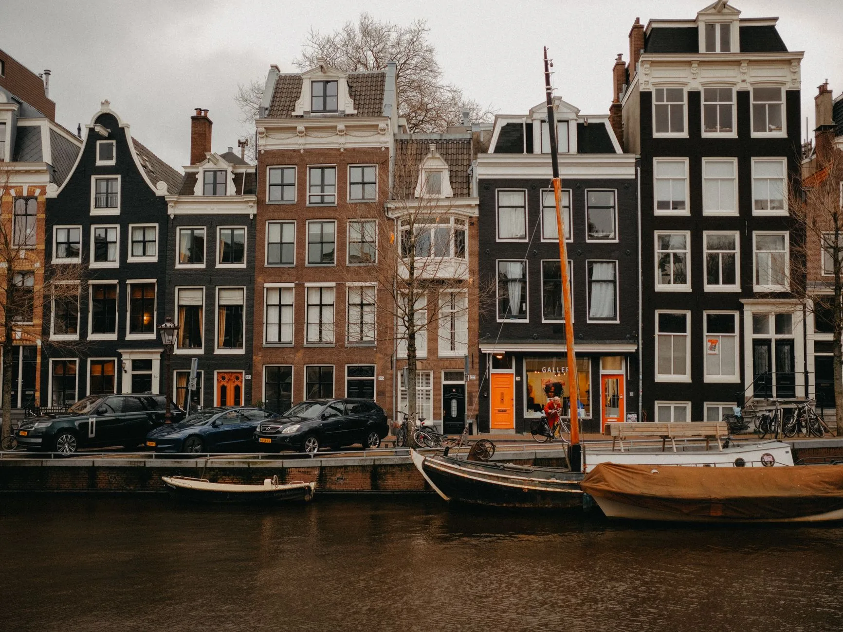 Canal bordé de maisons à pignons à Amsterdam