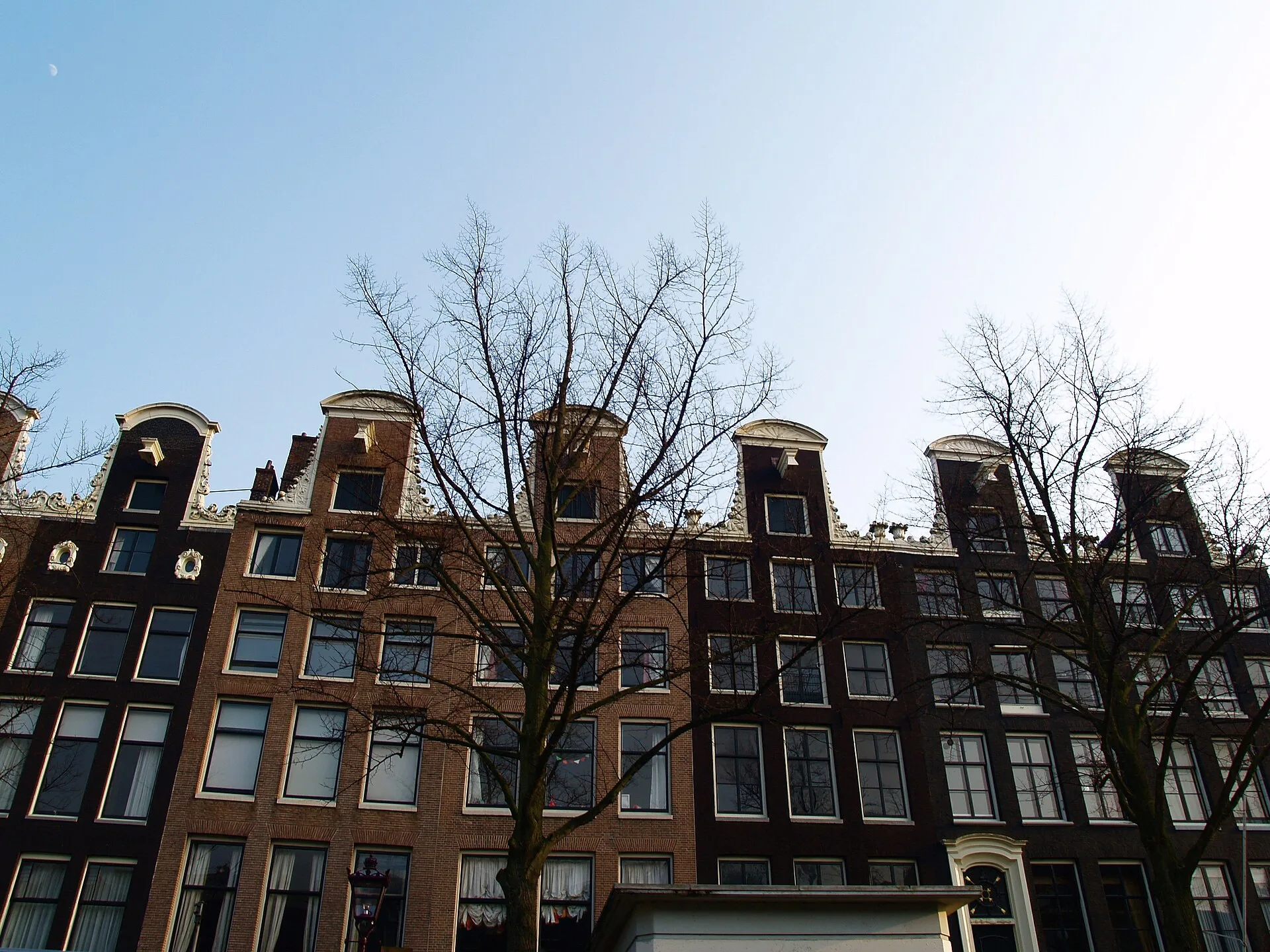 Maisons à pignons le long d'un canal d'Amsterdam