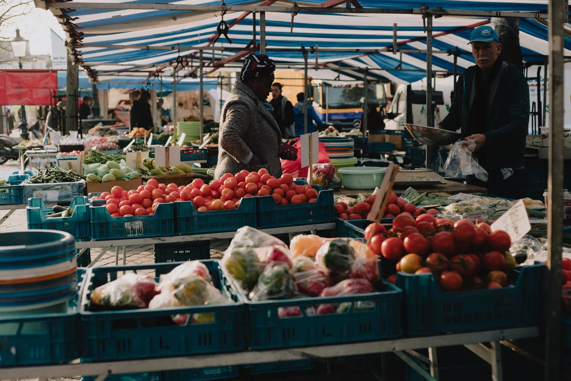 Marché de plein air aux Pays-Bas avec étals de légumes