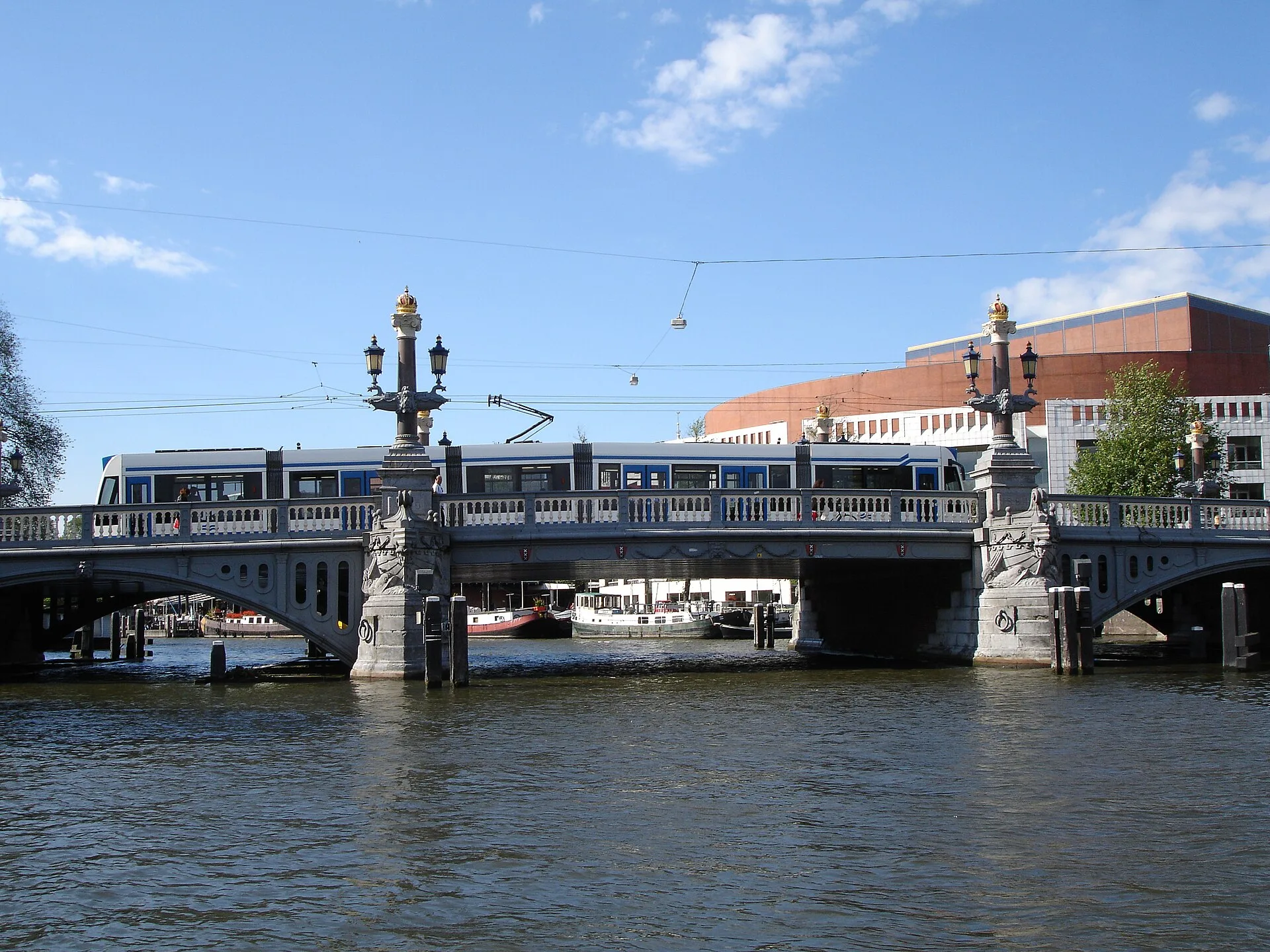 Tram, métro et bus dans les villes