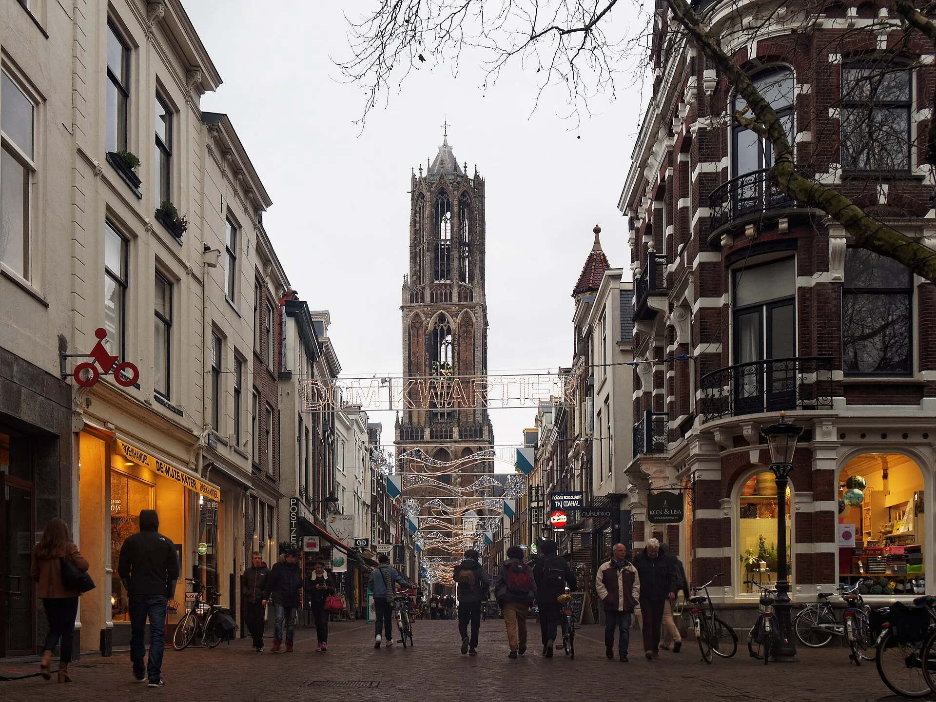 La tour du Dom, point de repère de la ville
