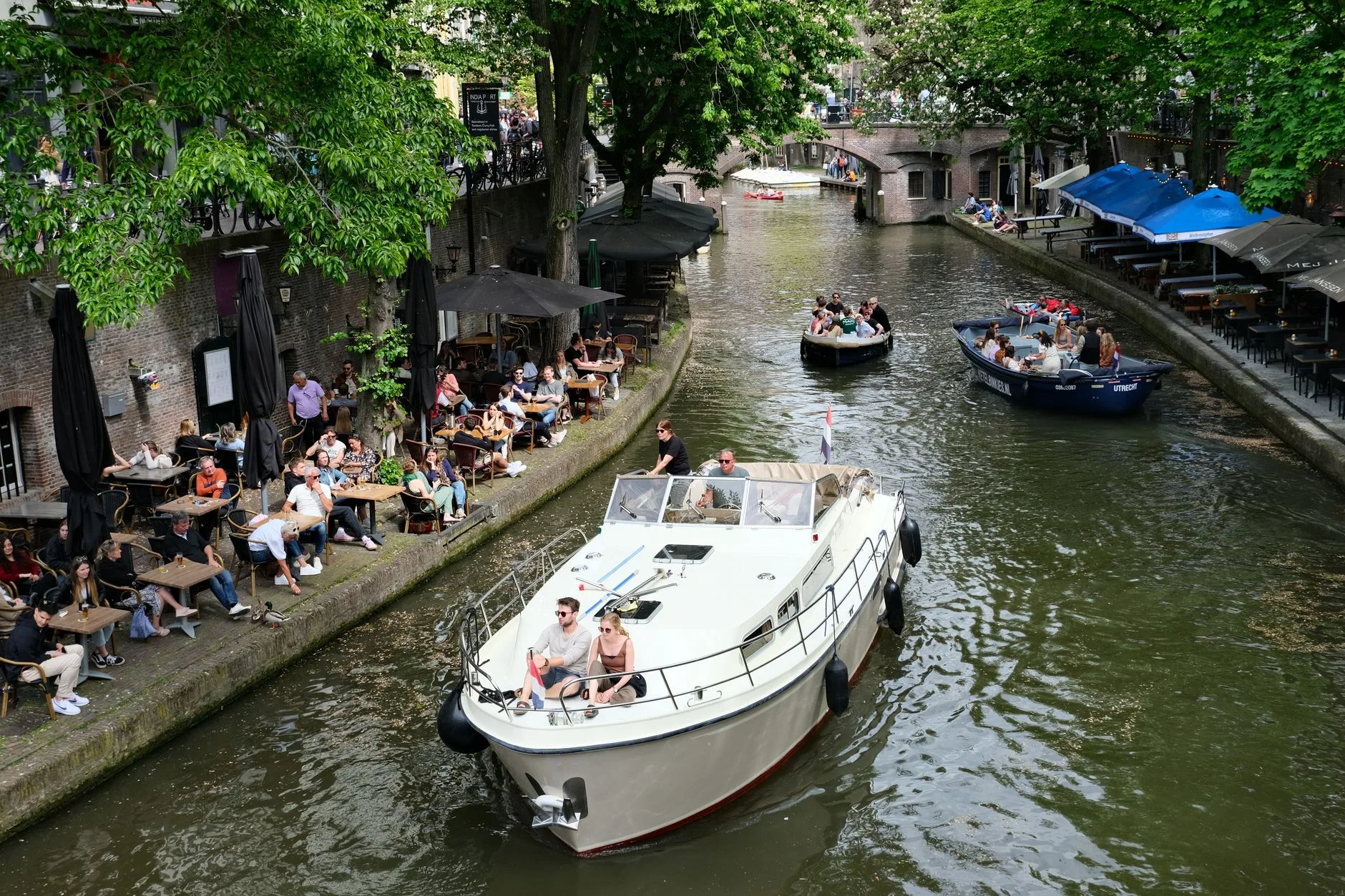 Canal bordé de maisons anciennes à Utrecht